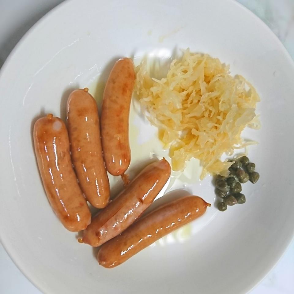 狸の宴シリーズ
昨夜の丑三つ時
ドイツ料理定番

[お酒の御摘まみ]
あらびきウインナー
ザワークラウト
ケイパー

此のウインナーが冷蔵庫にあれば、
小腹空いたり、お酒の共に便利ですね。
( ・∀・)